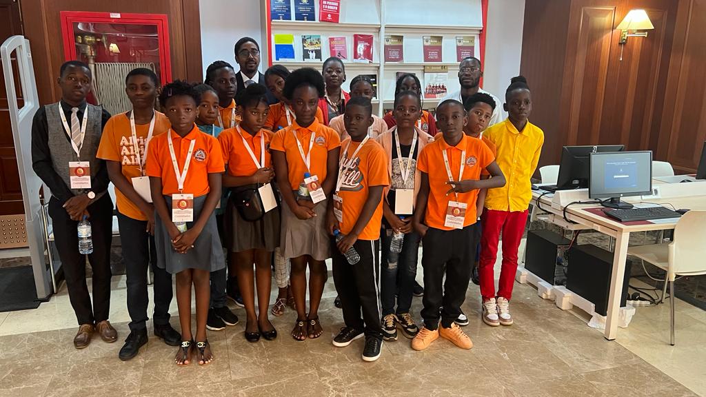Alunos do Colégio Autoavaliação numa visita de estudo a uma biblioteca
